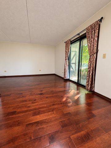 1239 Chalet Road 101, Naperville, IL 60563