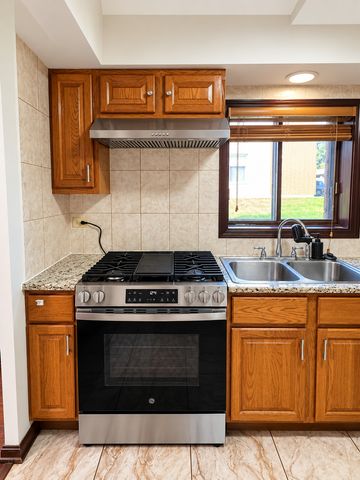 1239 Chalet Road 101, Naperville, IL 60563