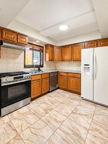 1239 Chalet Road 101, Naperville, IL 60563
