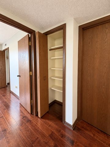 1239 Chalet Road 101, Naperville, IL 60563