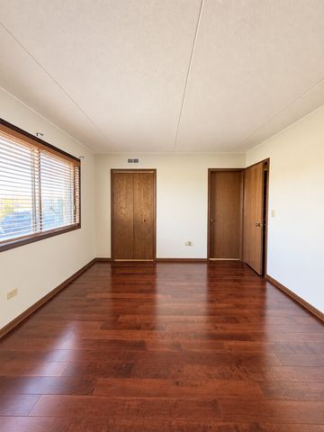 1239 Chalet Road 101, Naperville, IL 60563