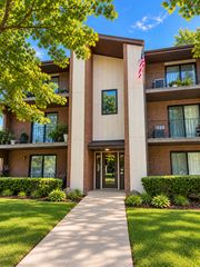 1239 Chalet Road 101, Naperville, IL 60563