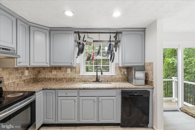 12821 PINECREST RD, Herndon, VA 20171