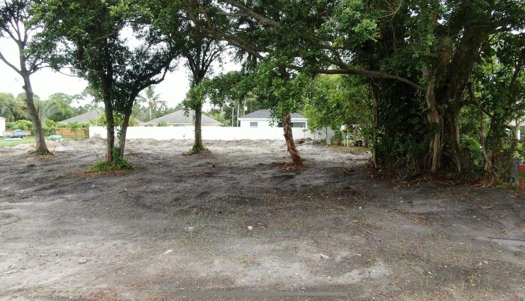 Image 4 of property listing at 000 Palm Garden Street, Palm Beach, FL 33458