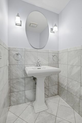 8238 W Balmoral Avenue, Chicago, IL 60656
