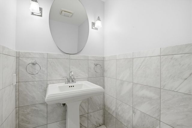8238 W Balmoral Avenue, Chicago, IL 60656