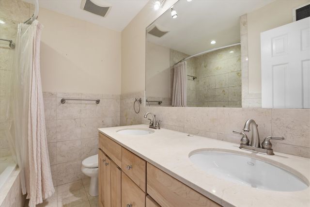 8238 W Balmoral Avenue, Chicago, IL 60656