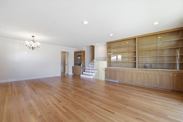 8238 W Balmoral Avenue, Chicago, IL 60656
