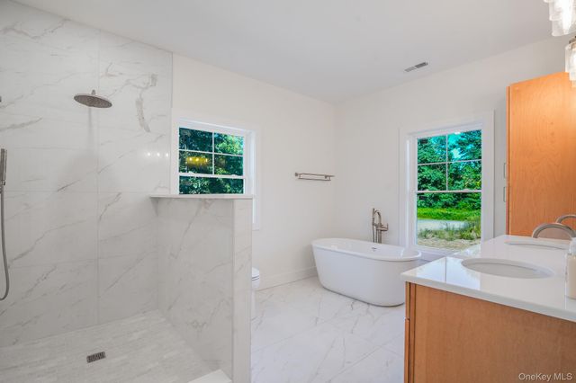 153 S Quaker Lane, Hyde Park, NY 12538