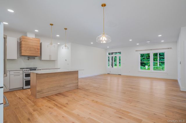 153 S Quaker Lane, Hyde Park, NY 12538