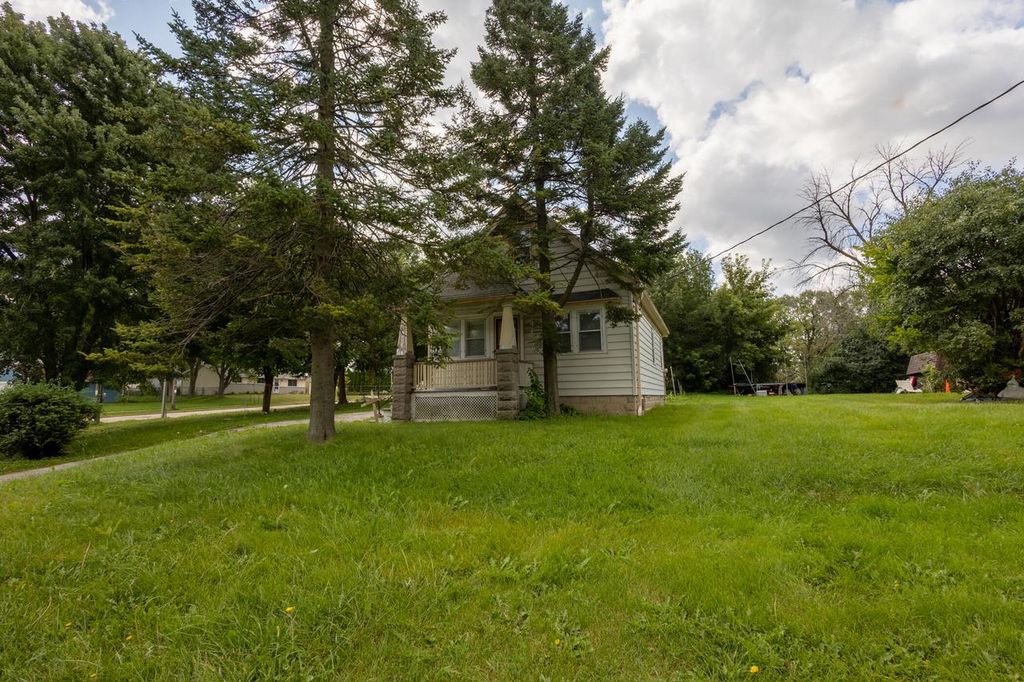 2325 W Kimberly AVENUE, Milwaukee, WI 53221