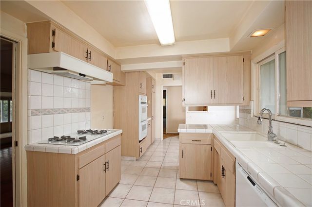 9213 Monogram Avenue, North Hills, CA 91343