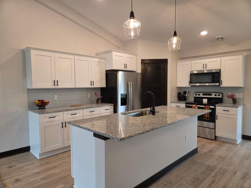 912 Katelyn Circle NE, Montgomery, MN 56069 — photo 2