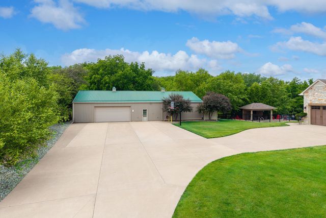 4580 Tanglewood Road, Bettendorf, IA 52722