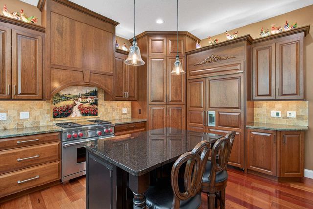 4580 Tanglewood Road, Bettendorf, IA 52722