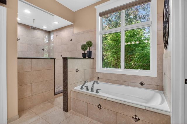 4580 Tanglewood Road, Bettendorf, IA 52722