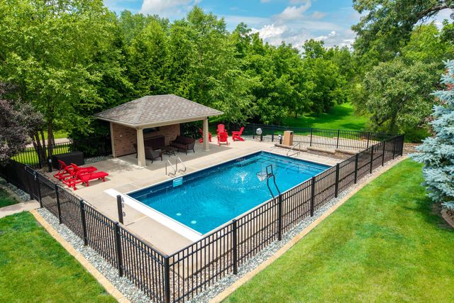 4580 Tanglewood Road, Bettendorf, IA 52722