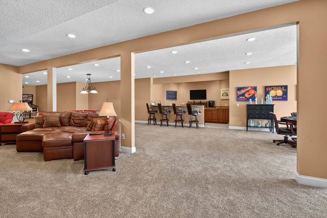 4580 Tanglewood Road, Bettendorf, IA 52722