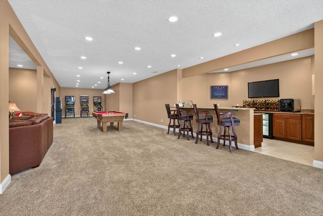 4580 Tanglewood Road, Bettendorf, IA 52722