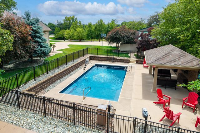 4580 Tanglewood Road, Bettendorf, IA 52722