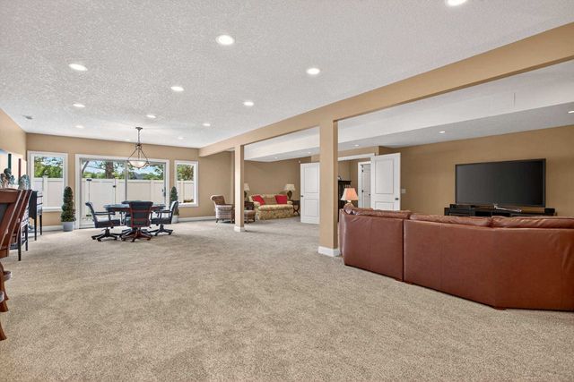 4580 Tanglewood Road, Bettendorf, IA 52722
