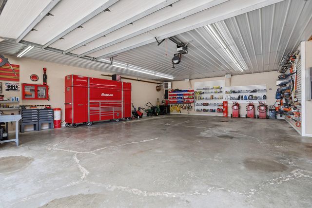 4580 Tanglewood Road, Bettendorf, IA 52722