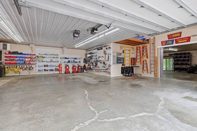 4580 Tanglewood Road, Bettendorf, IA 52722