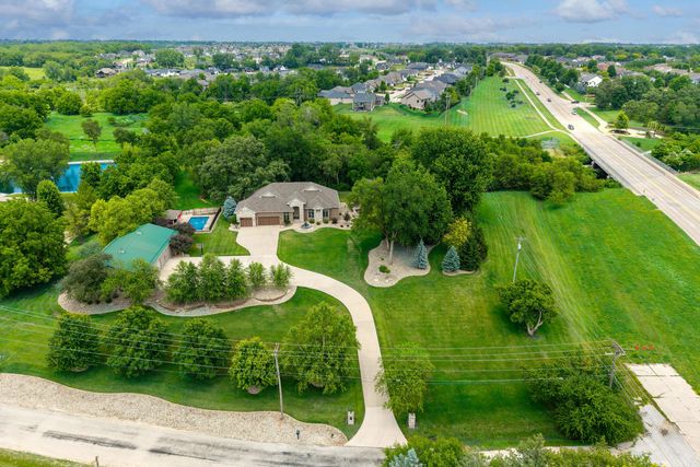 4580 Tanglewood Road, Bettendorf, IA 52722