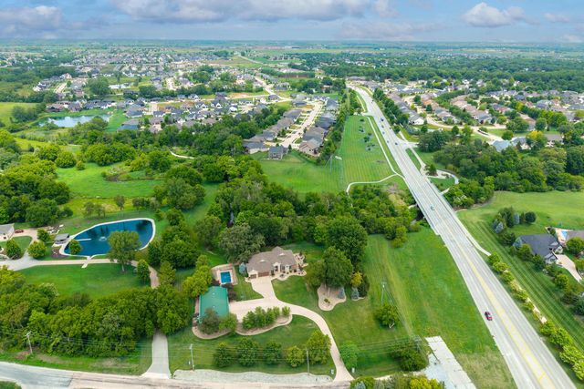 4580 Tanglewood Road, Bettendorf, IA 52722