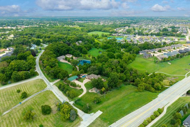4580 Tanglewood Road, Bettendorf, IA 52722