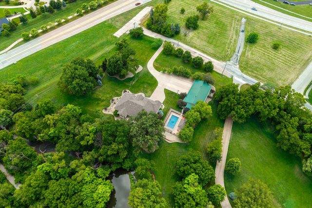 4580 Tanglewood Road, Bettendorf, IA 52722