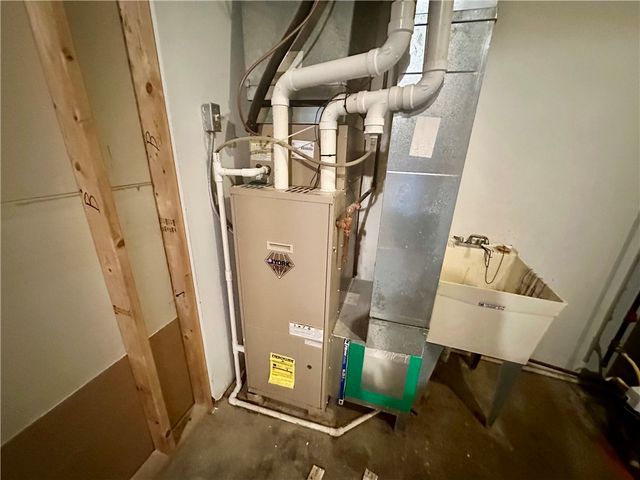 104 Fruit Ave, Farrell, PA 16121