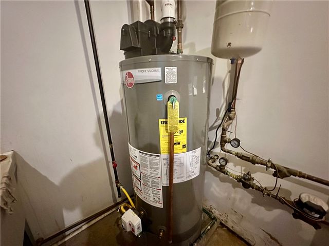 104 Fruit Ave, Farrell, PA 16121