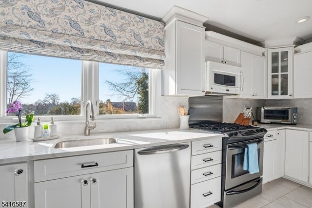 22 Laurel St, Hawthorne Boro, NJ 07506