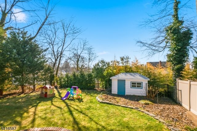 22 Laurel St, Hawthorne Boro, NJ 07506