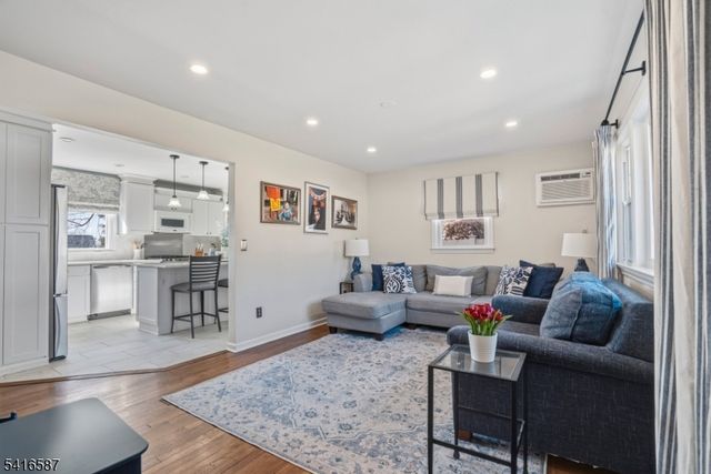 22 Laurel St, Hawthorne Boro, NJ 07506