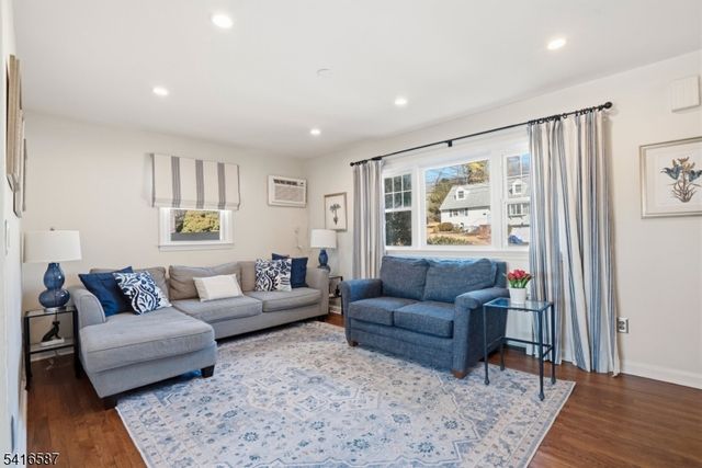 22 Laurel St, Hawthorne Boro, NJ 07506