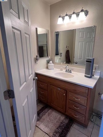 1222 Murdell Ln, Livermore, CA 94550