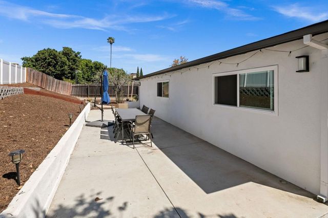 527 Mynah Place, Vista, CA 92083
