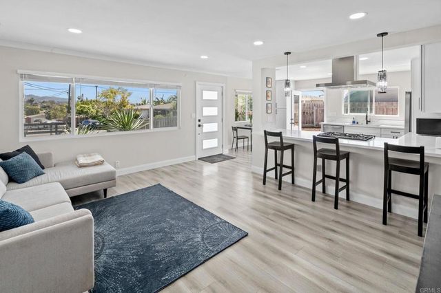 527 Mynah Place, Vista, CA 92083