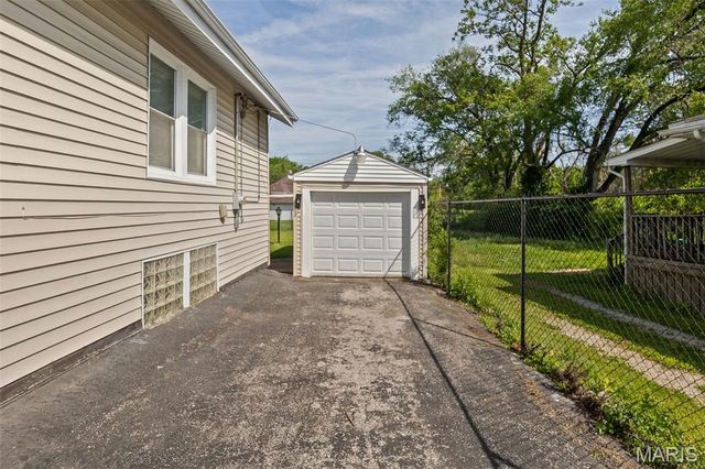 3209 Louisiana Drive, East St Louis, IL 62205