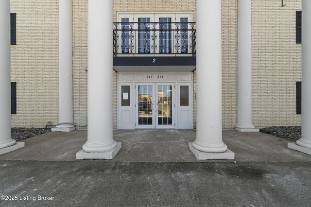 246 El Conquistador Pl, Louisville, KY 40220