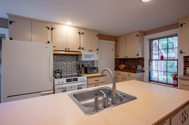 12 Milford Street, Brookline, NH 03033