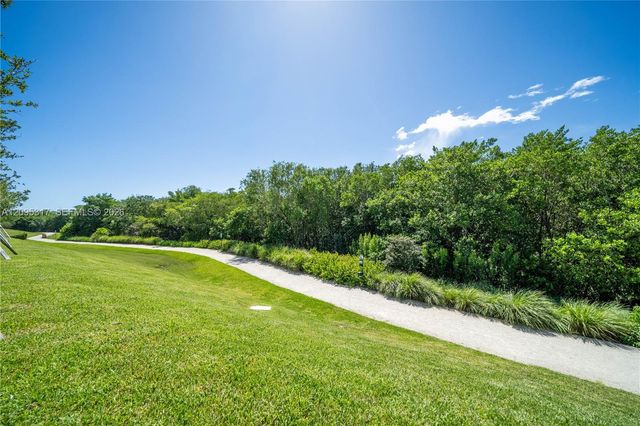2411 Laguna Circle 906, North Miami Beach, FL 33181