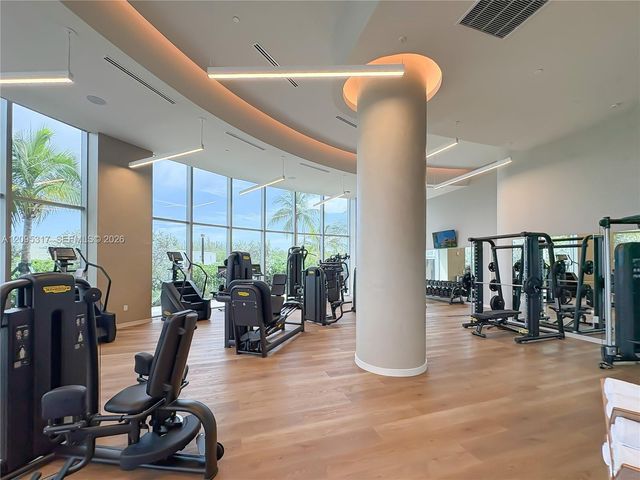 2411 Laguna Circle 906, North Miami Beach, FL 33181