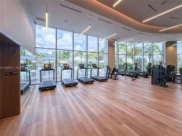2411 Laguna Circle 906, North Miami Beach, FL 33181