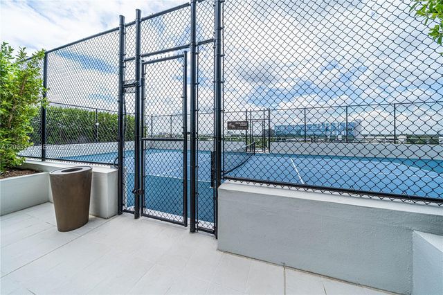 2411 Laguna Circle 906, North Miami Beach, FL 33181