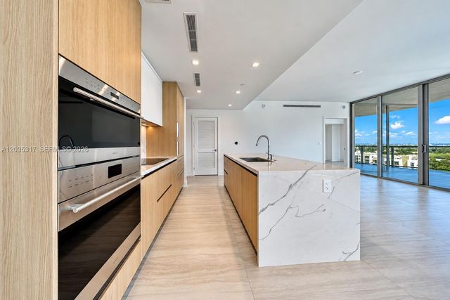 2411 Laguna Circle 906, North Miami Beach, FL 33181