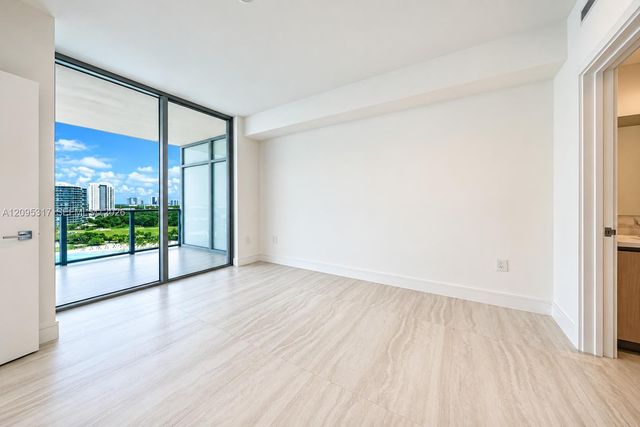 2411 Laguna Circle 906, North Miami Beach, FL 33181