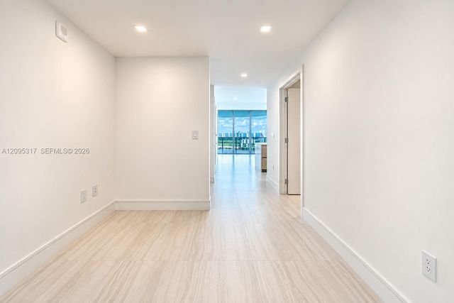 2411 Laguna Circle 906, North Miami Beach, FL 33181
